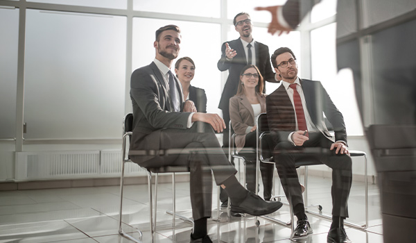 Diálogos empresariales: Gestionar personas en tiempos de cambio: liderazgo, talento y bienestar 